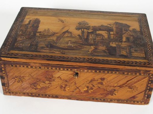 Coffret à couture XIXème de style Louis XVI en marqueterie de paille, 