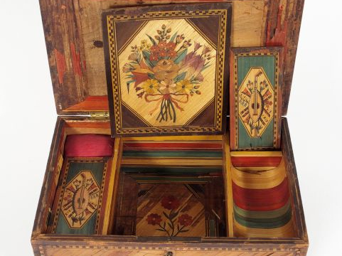 Coffret à couture XIXème de style Louis XVI en marqueterie de paille, 