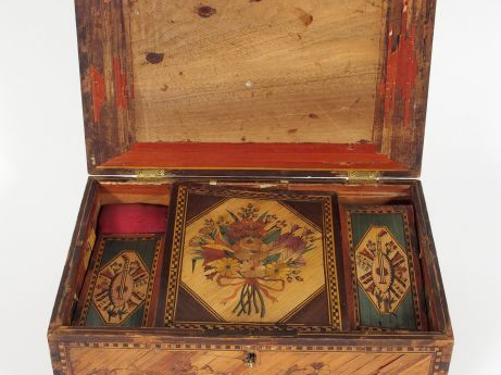 Coffret à couture XIXème de style Louis XVI en marqueterie de paille, 