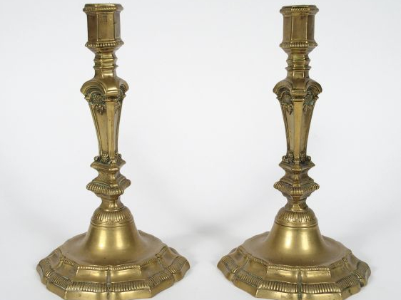Paire de bougeoirs Régence en bronze doré, à décor de coquilles et de 