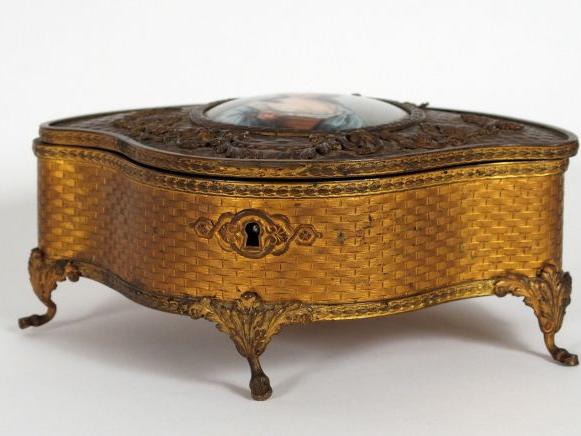 Ecrin à bijoux de style Louis XVI en laiton à motif de tresse, couverc