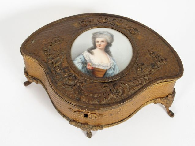 Ecrin à bijoux de style Louis XVI en laiton à motif de tresse, couverc