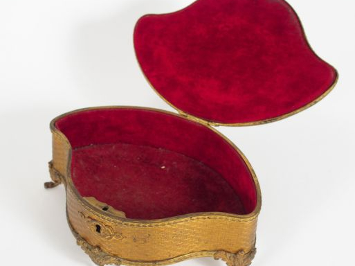 Ecrin à bijoux de style Louis XVI en laiton à motif de tresse, couverc
