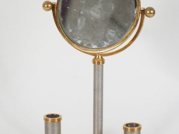 FRED (?) Miroir de toilette en métal doré et argenté.