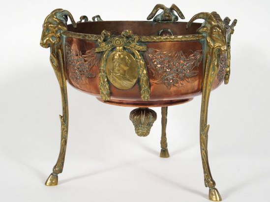 Coupe tripode de style Louis XVI en cuivre et laiton, à décor de têtes