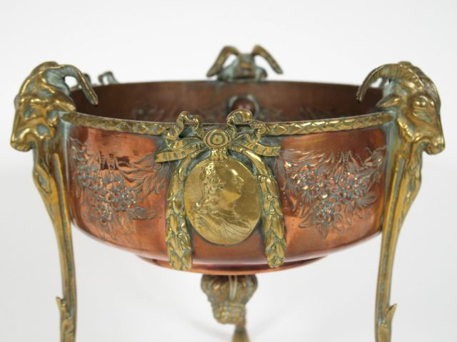 Coupe tripode de style Louis XVI en cuivre et laiton, à décor de têtes