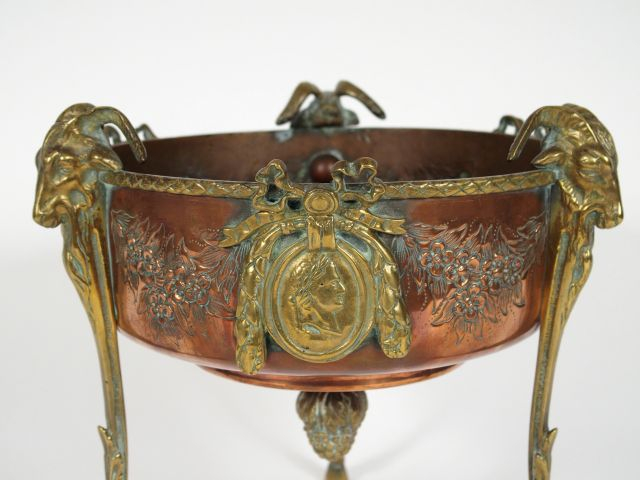 Coupe tripode de style Louis XVI en cuivre et laiton, à décor de têtes