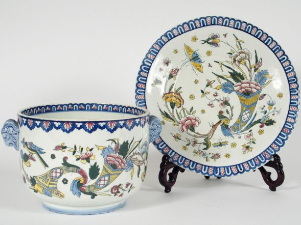 Cache-pot et son présentoir en faïence de Gien, à décor polychrome, de