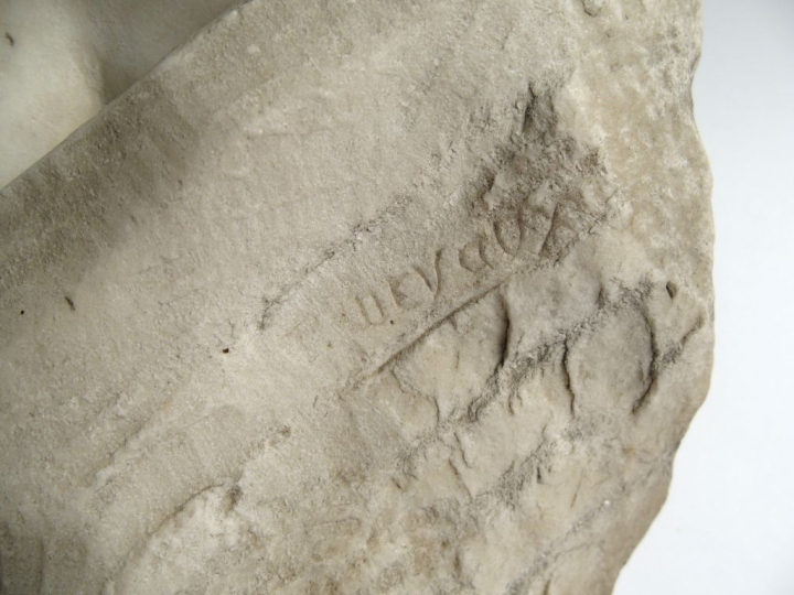 DEVAUX.  "Portrait de femme".  Sculpture en marbre blanc. Signée.  H. 