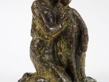 Ecole française XXème " Maternité ". Sculpture en bronze à patine vert