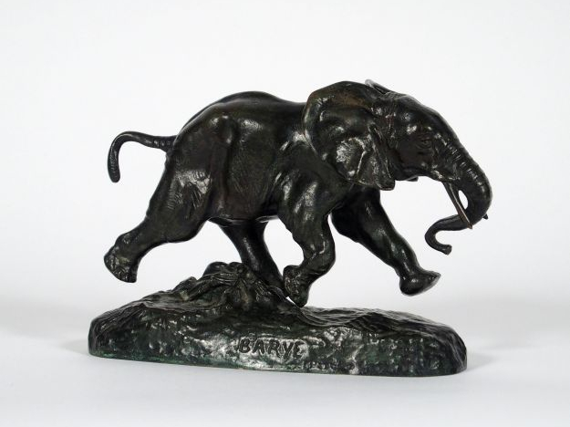 A. L. BARYE "Eléphant courant".  Sculpture en bronze à patine verte. S