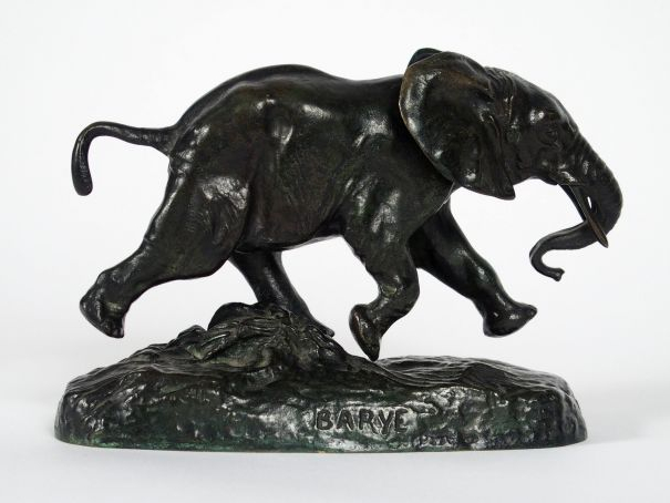 A. L. BARYE "Eléphant courant".  Sculpture en bronze à patine verte. S