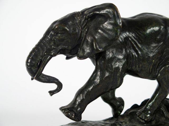 A. L. BARYE "Eléphant courant".  Sculpture en bronze à patine verte. S