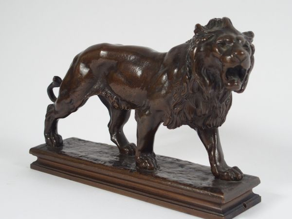 Sujet en bronze fin XIXème début XXème à patine brune "Lion rugissant"