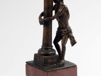 Christ à la colonne en bronze patiné. Debout les mains liées, il entou