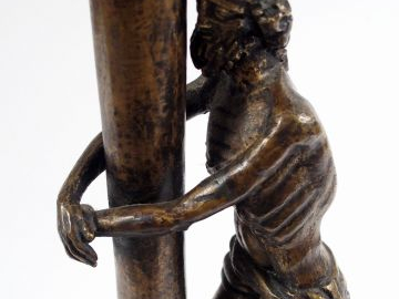 Christ à la colonne en bronze patiné. Debout les mains liées, il entou
