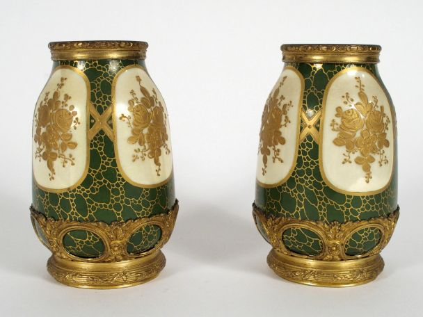 Paire de petits vases 1900 de style Louis XVI en porcelaine et laiton,