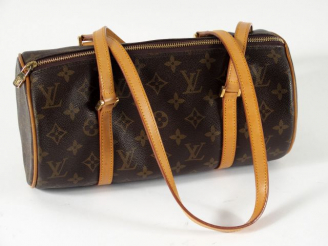 Vente aux enchères Louis VUITTON. Sac bowling en cuir monogrammé.