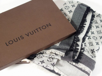 Vente aux enchères Louis VUITTON. Châle dans sa boite (voir bordereau).