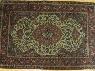 Vente aux enchères Tapis Ispahan, fond beige médaillon central. 2,20 x 1,49 m