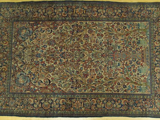 Tapis Kachan, fond beige décoré d'arbre de vie surplombé d'un Mirhab. 