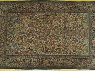 Vente aux enchères Tapis Kachan, fond beige décoré d'arbre de vie surplombé d'un Mirhab. 
