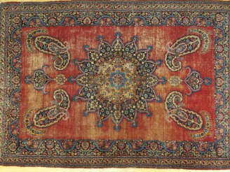 Vente aux enchères Tapis du Kharasson Iran, fond rouge décoré d'un médaillon central ento