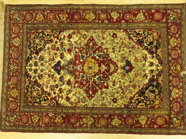 Tapis Ispahan fond beige, médaillon.  2,03 x 1,40 m