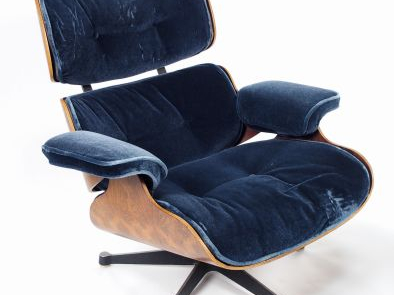 Charles EAMES. Fauteuil et paire de tabourets, garniture de velours bl