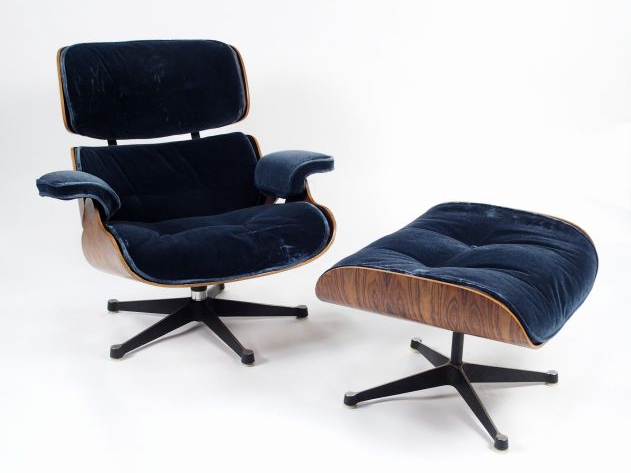 Charles EAMES. Fauteuil et paire de tabourets, garniture de velours bl