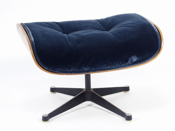 Charles EAMES. Fauteuil et paire de tabourets, garniture de velours bl