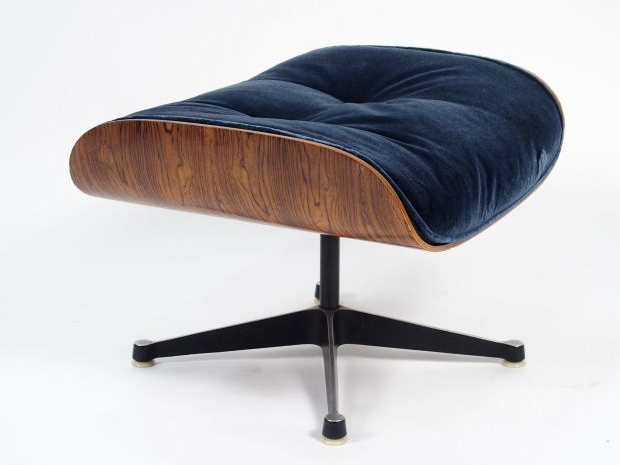 Charles EAMES. Fauteuil et paire de tabourets, garniture de velours bl