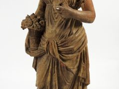 Grande sculpture en terre cuite "Jeune femme à l’antique" (accidentée)