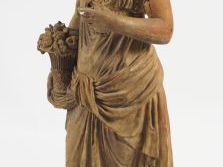 Grande sculpture en terre cuite "Jeune femme à l’antique" (accidentée)