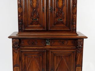 Vente aux enchères Buffet deux-corps Louis XIII en noyer mouluré, partie supérieure en re