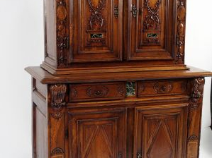 Buffet deux-corps Louis XIII en noyer mouluré, partie supérieure en re