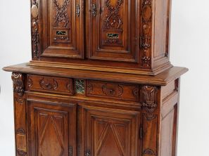 Buffet deux-corps Louis XIII en noyer mouluré, partie supérieure en re