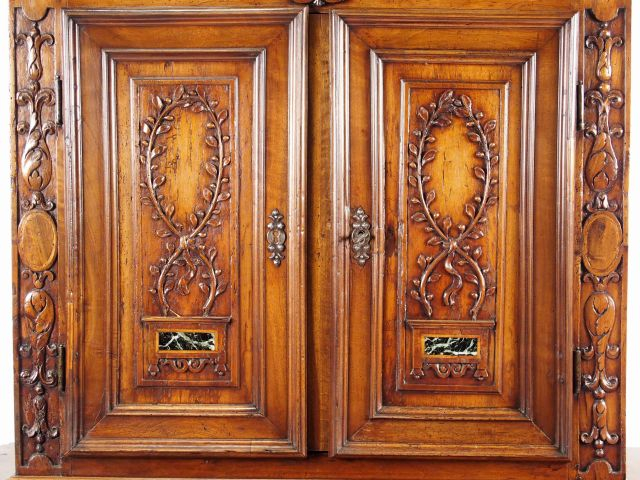 Buffet deux-corps Louis XIII en noyer mouluré, partie supérieure en re