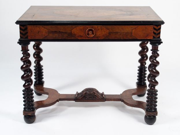 Table Louis XIII en marqueterie, ouvrant à un tiroir en ceinture, pied