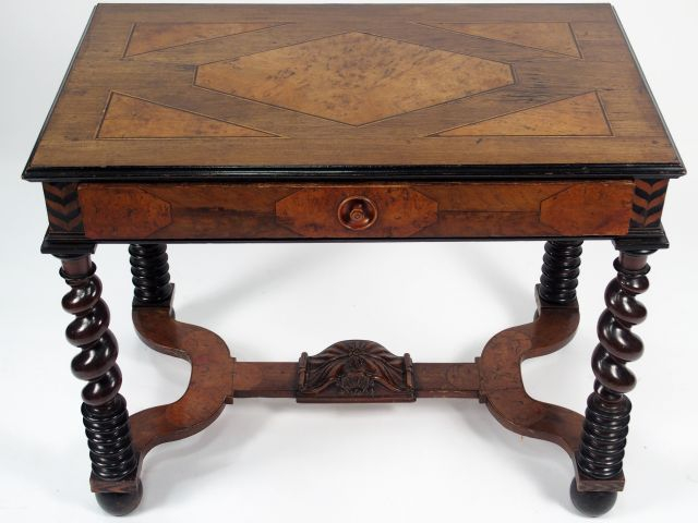 Table Louis XIII en marqueterie, ouvrant à un tiroir en ceinture, pied