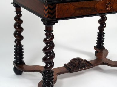 Table Louis XIII en marqueterie, ouvrant à un tiroir en ceinture, pied