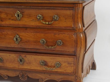 Commode tombeau Louis XV	 en noyer et merisier, ouvrant à trois tiroir