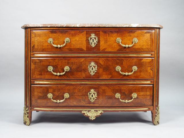 Commode Louis XIV en marqueterie, ouvrant à trois tiroirs sur trois ra