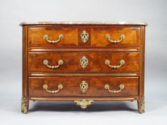 Vente aux enchères Commode Louis XIV en marqueterie, ouvrant à trois tiroirs sur trois ra