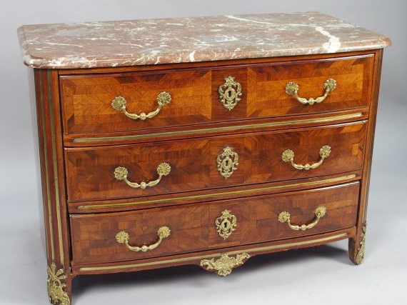 Commode Louis XIV en marqueterie, ouvrant à trois tiroirs sur trois ra
