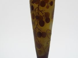 GALLE. Vase en verre à décor gravé en camée et à l'acide de vigne vier