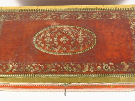 Malle XIXème en cuir peint et laiton.