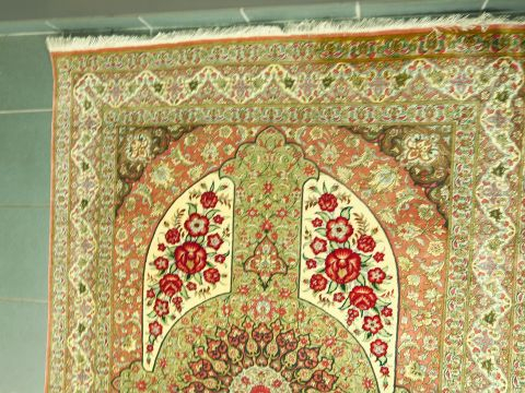 Tapis d'Orient Ispahan en laine et soie.   140 x 254 cm