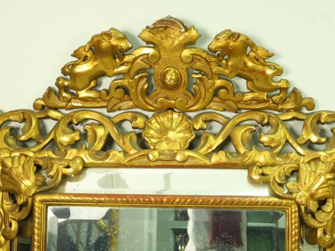 Glace de cheminée Napoléon III en bois sculpté, doré et ajouré, à déco