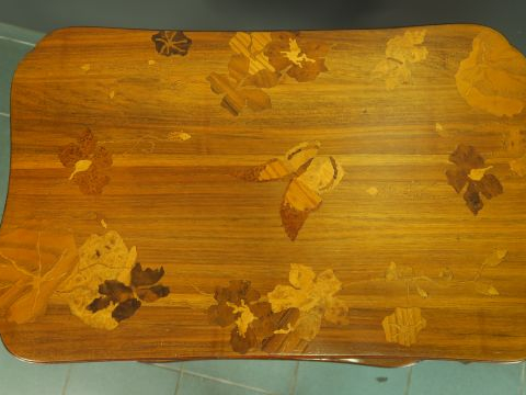 Guéridon Art nouveau en marqueterie à décor de papillons et de feuilla
